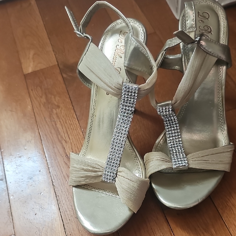 Elegant Gold Women's Sandals with Rhinestone Detailing